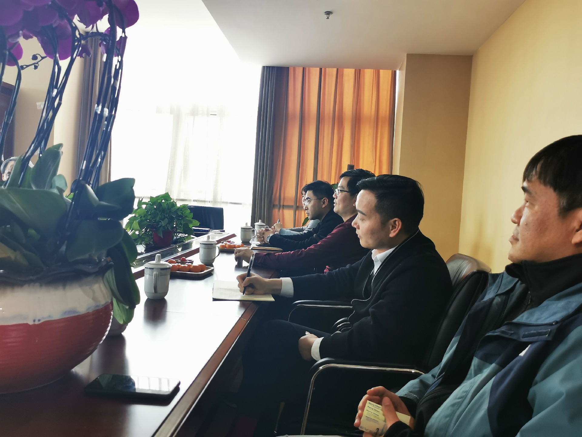 The management committee of Liyuan Economic Development Zone in Wuxi, Jiangsu Province went to inspect Wuxi Evergrande Electronics